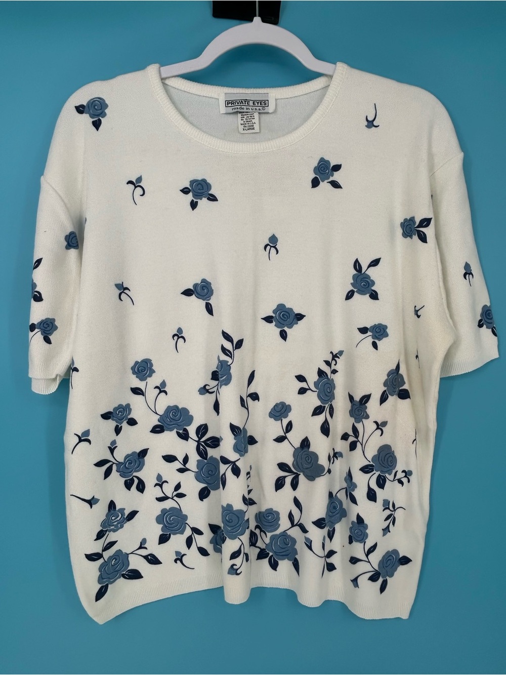 Private Eye White Short-Sleeve Sweater Top with Blue Rose Motif